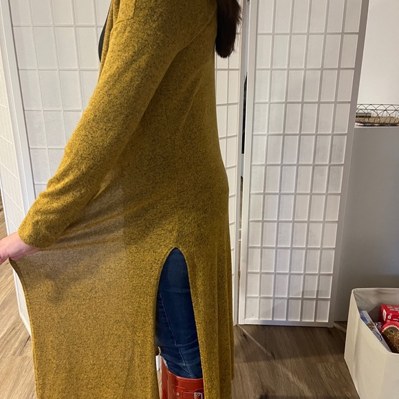 Gold Sweater - Picture 4 of 4